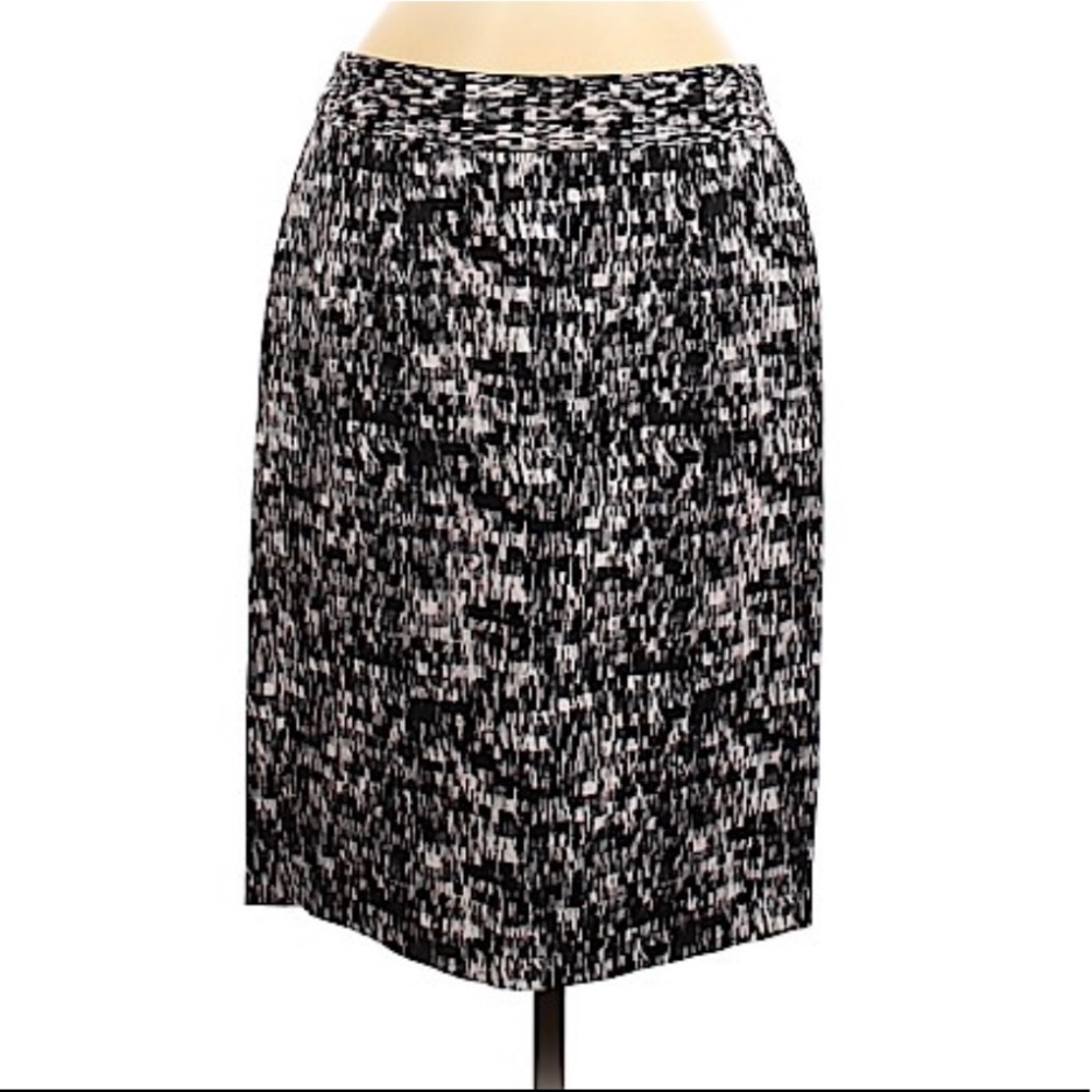 ✨HP✨ 🌻 2/$10 Banana Republic pencil skirt black and white pattern size 8